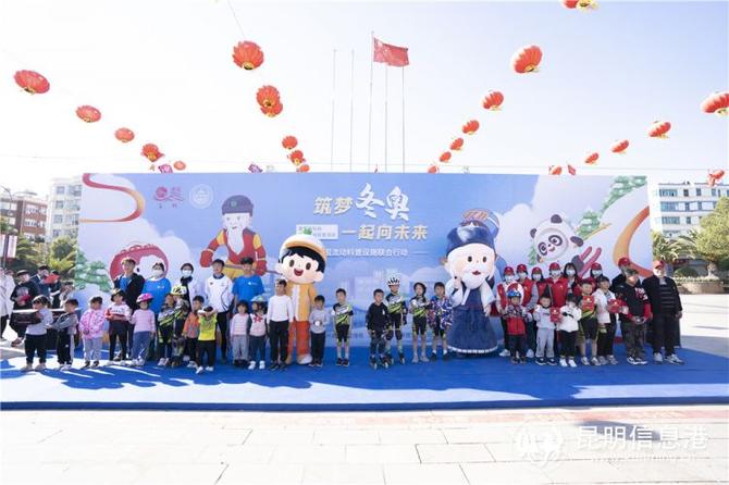 部分參與活動的青少年在背景前合影 部分參與活動的青少年在背景前合影