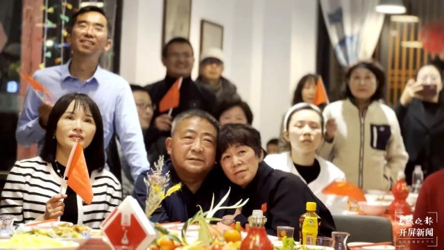 慶?！笆[桶”組合冬奧奪冠，韓聰父母在數(shù)千里外的騰沖含淚擁抱（開屏新聞?dòng)浾?崔敏 通訊員 官智欽 陳娟 楊帆 張毅 王正鑫 攝）