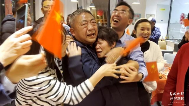 慶?！笆[桶”組合冬奧奪冠，韓聰父母在數(shù)千里外的騰沖含淚擁抱（開屏新聞?dòng)浾?崔敏 通訊員 官智欽 陳娟 楊帆 張毅 王正鑫 攝）