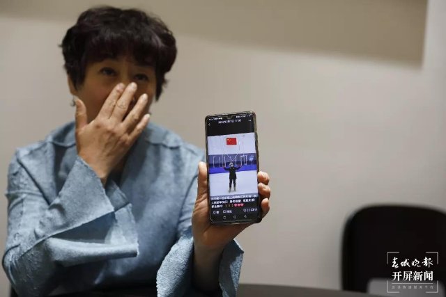 慶?！笆[桶”組合冬奧奪冠，韓聰父母在數(shù)千里外的騰沖含淚擁抱（開屏新聞?dòng)浾?崔敏 通訊員 官智欽 陳娟 楊帆 張毅 王正鑫 攝）