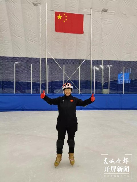 慶?！笆[桶”組合冬奧奪冠，韓聰父母在數(shù)千里外的騰沖含淚擁抱（開屏新聞?dòng)浾?崔敏 通訊員 官智欽 陳娟 楊帆 張毅 王正鑫 攝）