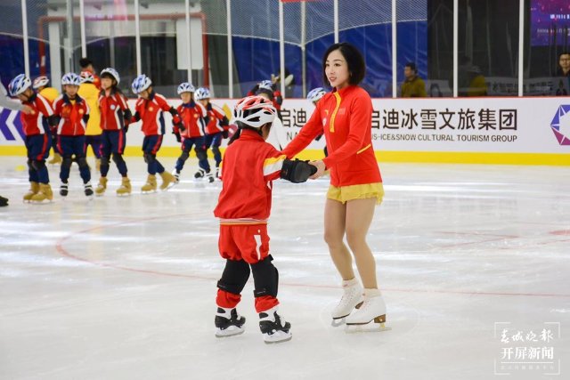 慶?！笆[桶”組合冬奧奪冠，韓聰父母在數(shù)千里外的騰沖含淚擁抱（開屏新聞?dòng)浾?崔敏 通訊員 官智欽 陳娟 楊帆 張毅 王正鑫 攝）