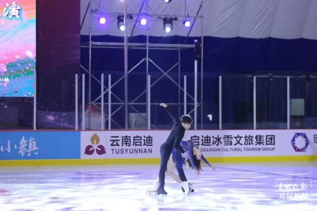 慶?！笆[桶”組合冬奧奪冠，韓聰父母在數(shù)千里外的騰沖含淚擁抱（開屏新聞?dòng)浾?崔敏 通訊員 官智欽 陳娟 楊帆 張毅 王正鑫 攝）