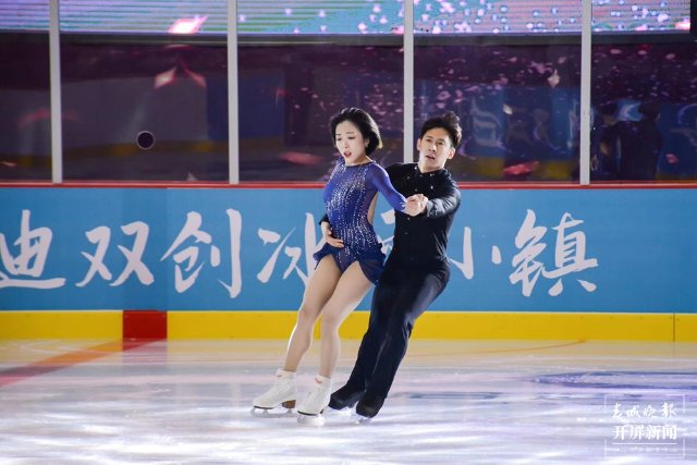 慶?！笆[桶”組合冬奧奪冠，韓聰父母在數(shù)千里外的騰沖含淚擁抱（開屏新聞?dòng)浾?崔敏 通訊員 官智欽 陳娟 楊帆 張毅 王正鑫 攝）