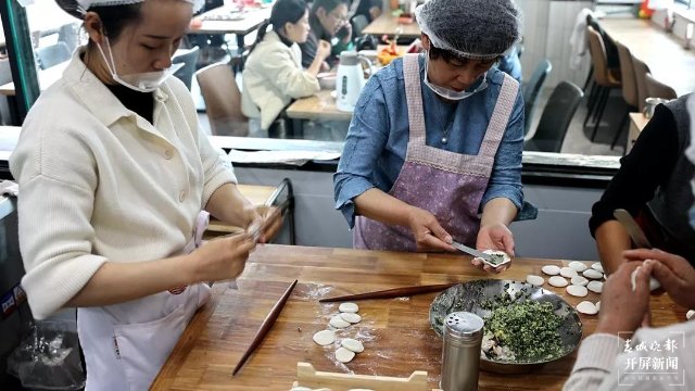 慶?！笆[桶”組合冬奧奪冠，韓聰父母在數(shù)千里外的騰沖含淚擁抱（開屏新聞?dòng)浾?崔敏 通訊員 官智欽 陳娟 楊帆 張毅 王正鑫 攝）