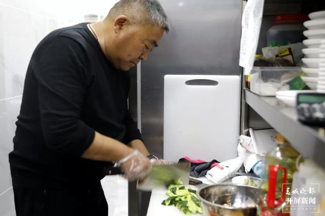 慶祝“蔥桶”組合冬奧奪冠，韓聰父母在數(shù)千里外的騰沖含淚擁抱（開屏新聞?dòng)浾?崔敏 通訊員 官智欽 陳娟 楊帆 張毅 王正鑫 攝）