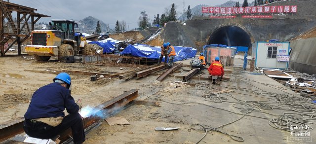 昭通推行交通強(qiáng)市戰(zhàn)略，5條在建高速春節(jié)后全部復(fù)工復(fù)產(chǎn)（開(kāi)屏新聞?dòng)浾?申時(shí)勛 通訊員 韓世江 王朝元 攝）