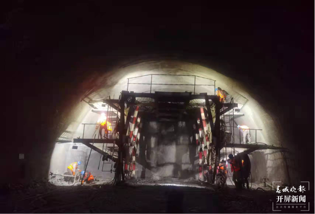 昭通推行交通強(qiáng)市戰(zhàn)略，5條在建高速春節(jié)后全部復(fù)工復(fù)產(chǎn)（開(kāi)屏新聞?dòng)浾?申時(shí)勛 通訊員 韓世江 王朝元 攝）