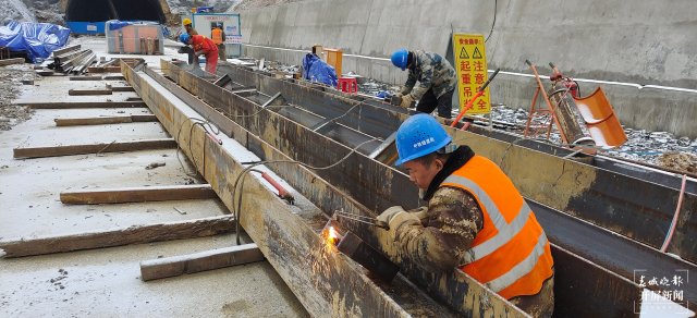 昭通推行交通強(qiáng)市戰(zhàn)略，5條在建高速春節(jié)后全部復(fù)工復(fù)產(chǎn)（開(kāi)屏新聞?dòng)浾?申時(shí)勛 通訊員 韓世江 王朝元 攝）