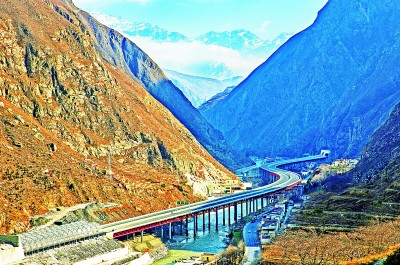 在高質(zhì)量發(fā)展中促進(jìn)共同富裕 在高質(zhì)量發(fā)展中促進(jìn)共同富裕