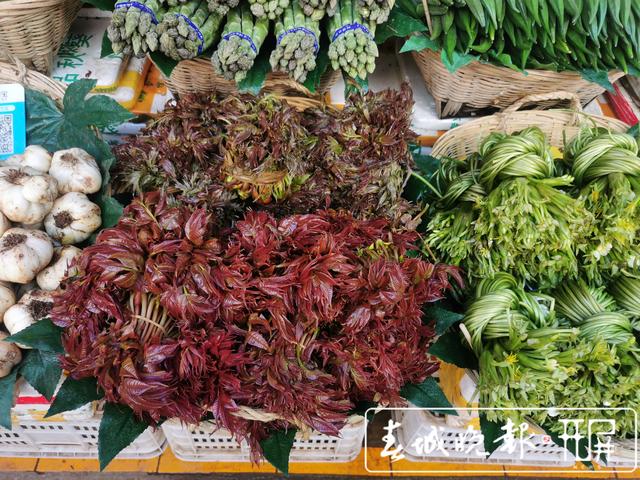 香椿、芋頭花等時令蔬菜上市，市民忙嘗鮮