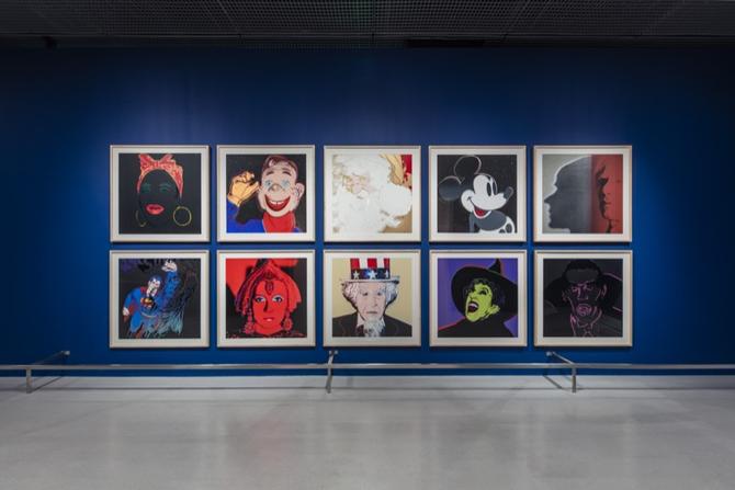 《神話系列》，展覽現(xiàn)場，圖片由UCCA尤倫斯當(dāng)代藝術(shù)中心提供