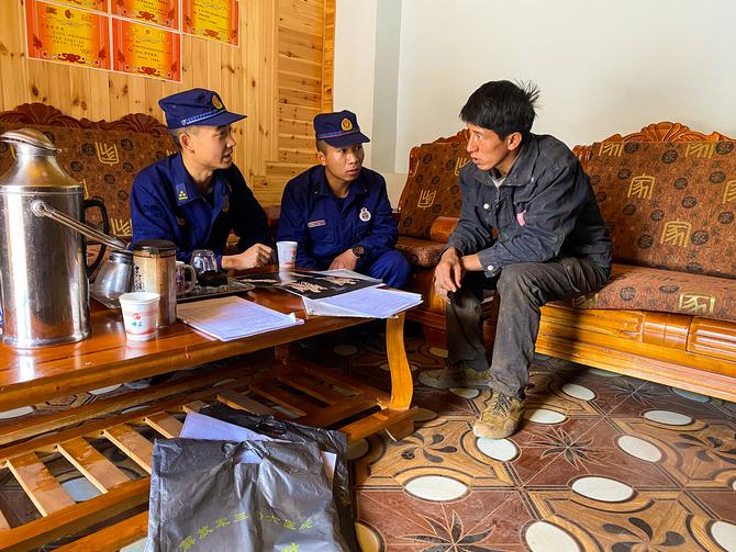 2 馬杰璋對困難學(xué)生家庭家訪。馬玉博攝