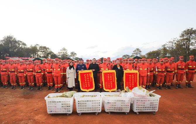 13  魚水情深合影留念。段光旭攝