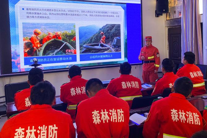 8  為撲火隊講授防火業(yè)務(wù)理論。趙永強攝