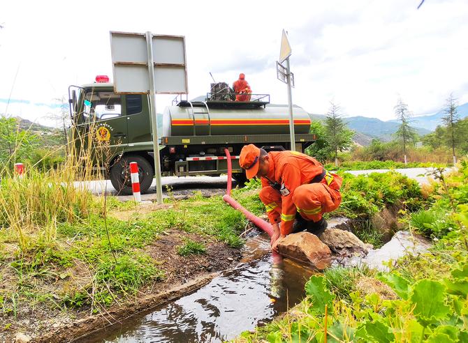 10 古城中隊抗旱救災(zāi)。張雷攝