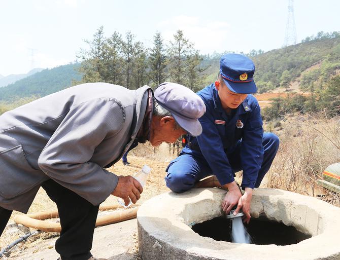 11  幫助大東鄉(xiāng)蓄水池補水。木曉東攝