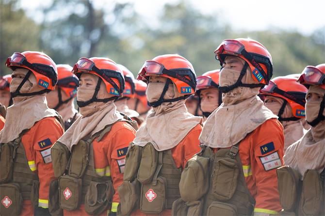 1.演練前，指揮員向隊員提出要求，全體消防員嚴(yán)陣以待