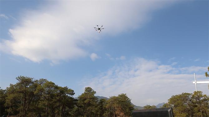 3.使用多旋翼大型無人機投擲滅火彈