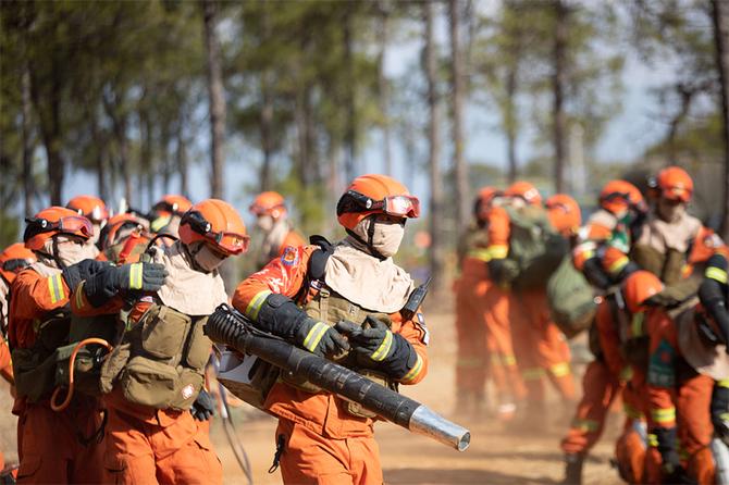 4.全體隊員按照戰(zhàn)斗編組取機具，完成戰(zhàn)斗準(zhǔn)備