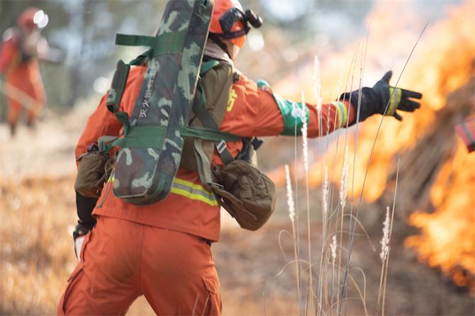 5.組合工具手投擲滅火彈打開突破口