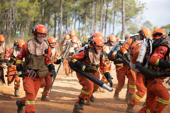 6.消防員沖向火線