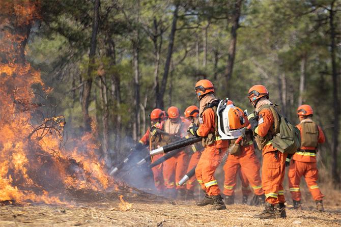 7.戰(zhàn)斗分隊到火勢薄弱地段，實施突破火線打開突破口