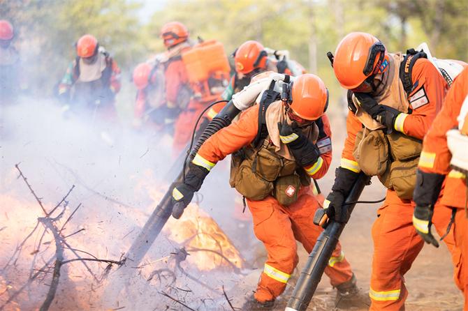 8.滅火機手撲打明火