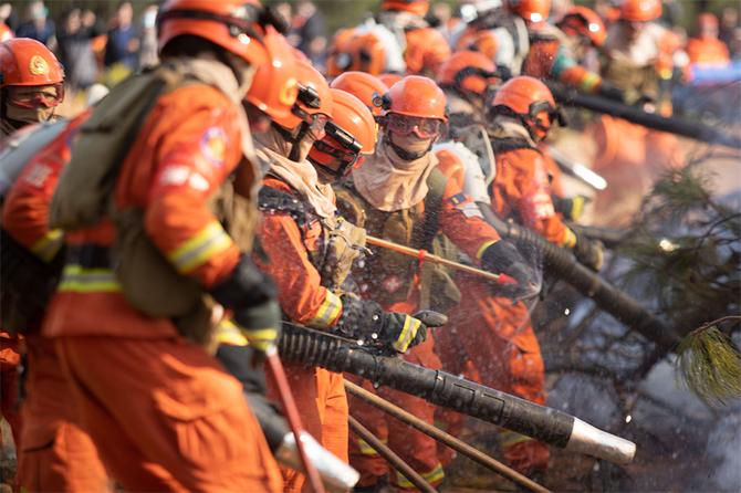 9.使用背負式水槍灑水滅火