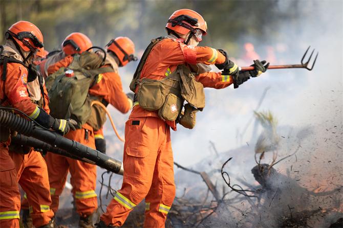 10.使用釘耙刨開可燃物