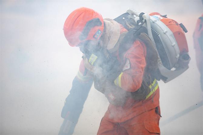 11.滅火隊員的雙眼被火場濃煙影響