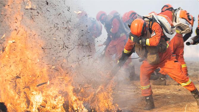 13.使用強攻推進戰(zhàn)法撲滅打火線