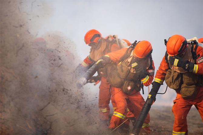 14.撲火過程中吹起煙塵