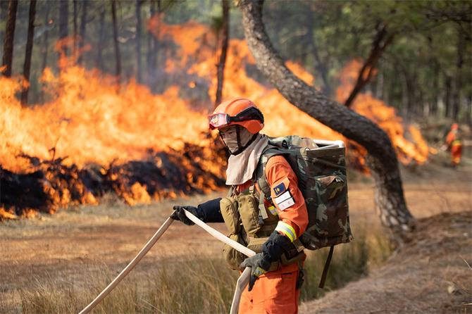 15.使用水泵以水滅火，鋪設(shè)水帶