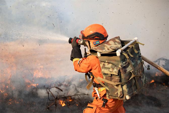 16.使用水泵以水滅火