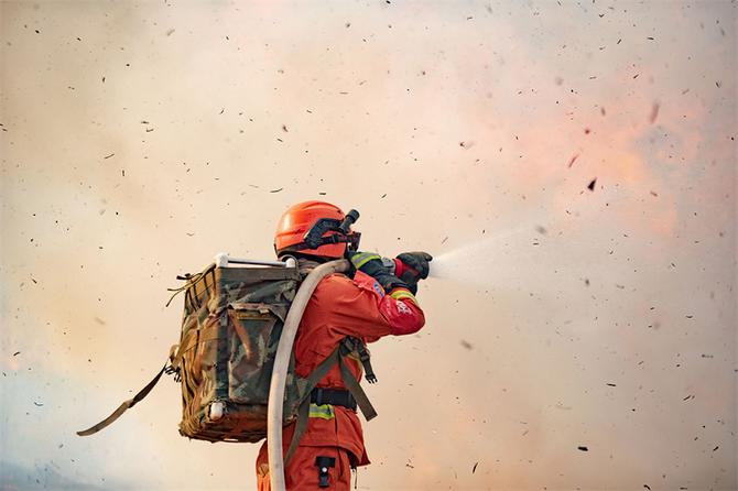 18.水槍激起濃烈的水霧煙塵