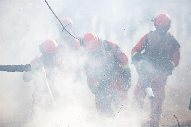 24.水槍滅火激起水花