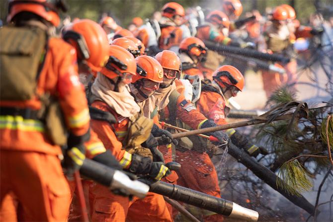 27.使用背負式水槍、二號工具等滅火機具清理余火