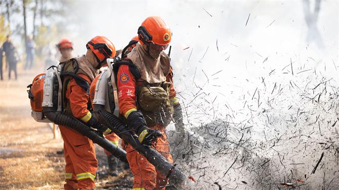 28.清理余火階段，風(fēng)力滅火機吹起煙塵