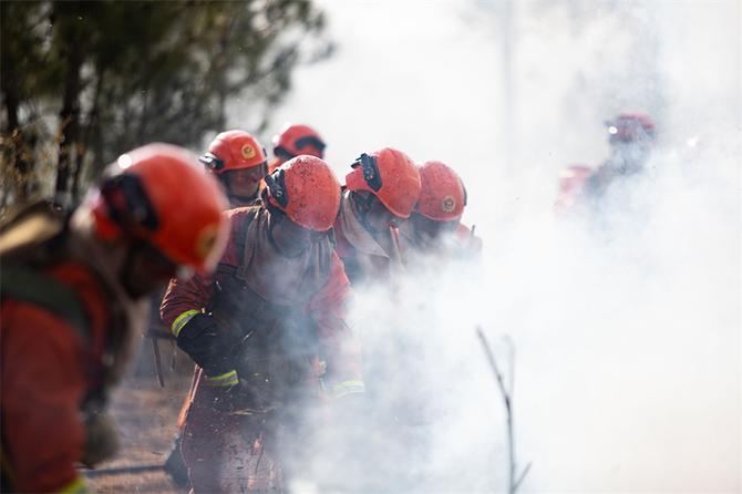 29.撲火隊員身上布滿了煙塵