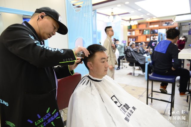 二月二龍?zhí)ь^，昆明多家兒童理發(fā)店生意火爆（龍宇丹攝）