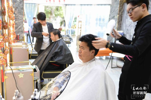 二月二龍?zhí)ь^，昆明多家兒童理發(fā)店生意火爆（龍宇丹攝）