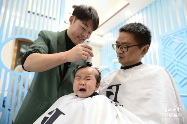 二月二龍?zhí)ь^，昆明多家兒童理發(fā)店生意火爆（龍宇丹攝）