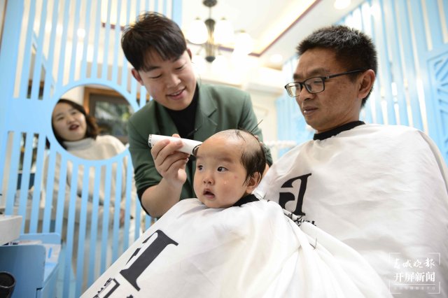 二月二龍?zhí)ь^，昆明多家兒童理發(fā)店生意火爆（龍宇丹攝）