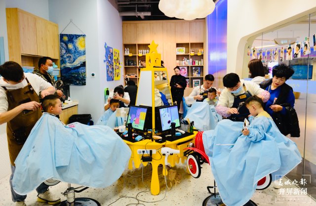 二月二龍?zhí)ь^，昆明多家兒童理發(fā)店生意火爆（龍宇丹攝）