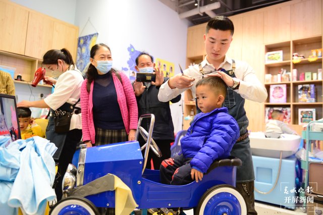 二月二龍?zhí)ь^，昆明多家兒童理發(fā)店生意火爆（龍宇丹攝）