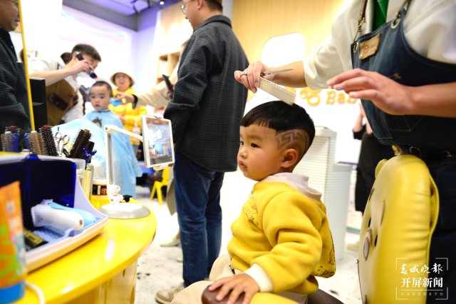 二月二龍?zhí)ь^，昆明多家兒童理發(fā)店生意火爆（龍宇丹攝）