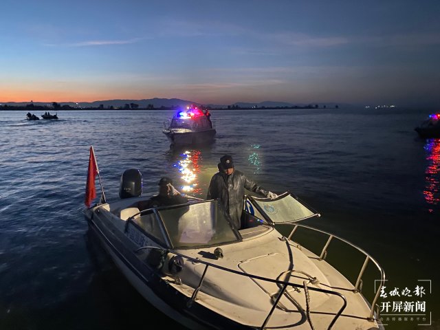 50余名執(zhí)法人員開展涉漁違法行為執(zhí)法 (2).jpg