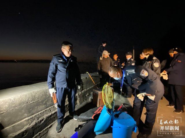 50余名執(zhí)法人員開展涉漁違法行為執(zhí)法 (4).jpg