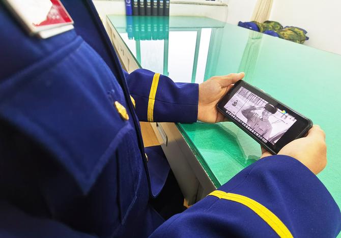 觀看雷鋒事跡短片。（王杰攝）